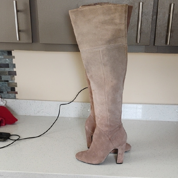 Women's Tan Sued e Knee-High        .     Women size   6Boots - Picture 1 of 7